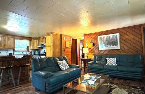 Indian Lake Casa | Cozy 3-bedroom house with AC/WIFI, nestled in the heart of the Adirondacks.