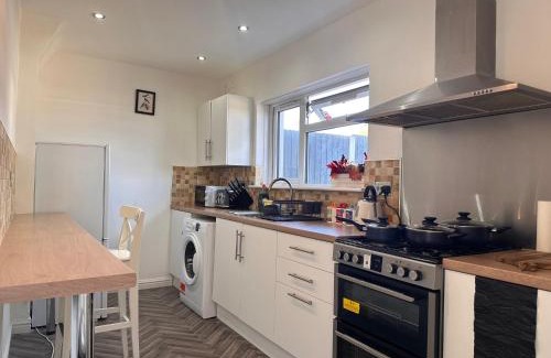 Dudley Casa | Cozy 3 Bedroom House For Short and Long Stay
