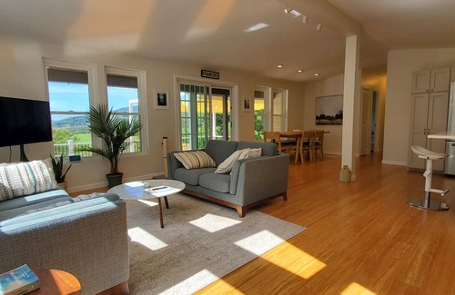 Stamford Casa | Cozy 3-bedroom house in soothing Stamford with WiFi, AC