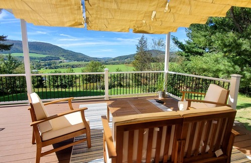 Stamford Casa | Cozy 3-bedroom house in soothing Stamford with WiFi, AC
