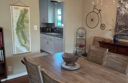 La Riviera Casa | Cozy 3-bedroom house with office near the American River