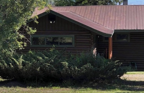 Bridge Lake Cabina | Cozy 3-bedroom lakefront cabin with WiFi