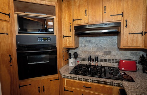 Oakhurst Cabina | Cozy 3-bedroom log Cabin. Just minutes away from Bass Lake.
