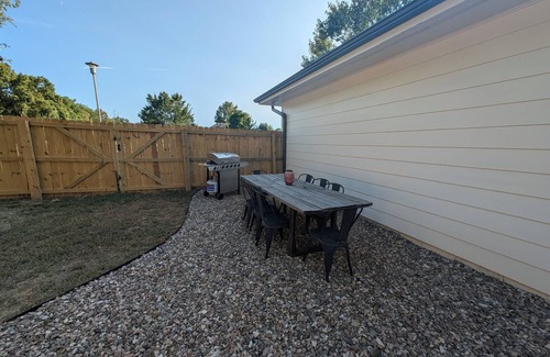 Fayetteville Casa | Cozy 3-bedroom, remodeled home in charming Fayetteville, AR centrally located.