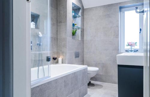 Epsom Casa | Cozy 3 Bedroom Terrace Cottage in Epsom