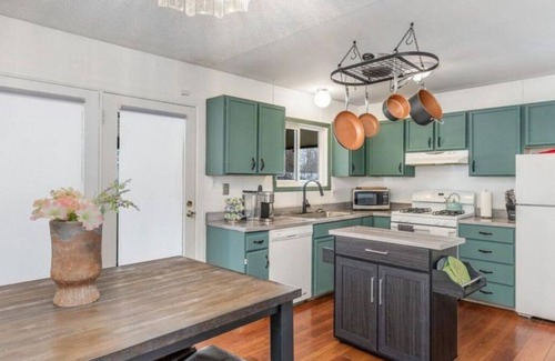 Russian Jack Park Casa | Cozy 3 bedroom unit with hottub near JBER/Umed/Downtown