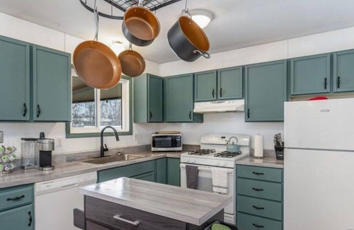 Russian Jack Park Casa | Cozy 3 bedroom unit with hottub near JBER/Umed/Downtown