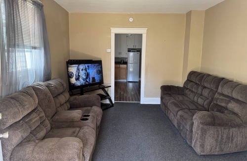 Erie Apartamento | Cozy 3-bedroom with AC in Erie Pa. located near the bayfront convention center.