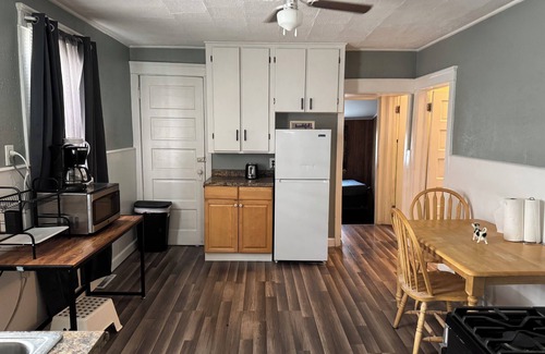 Erie Apartamento | Cozy 3-bedroom with AC in Erie Pa. located near the bayfront convention center.