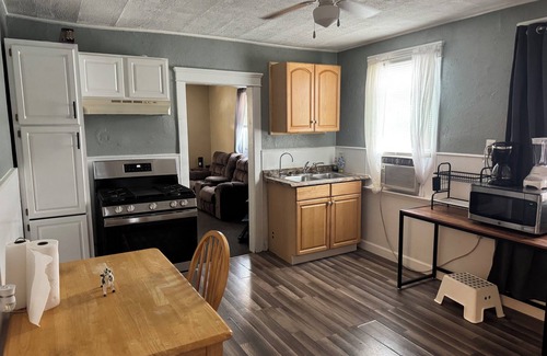 Erie Apartamento | Cozy 3-bedroom with AC in Erie Pa. located near the bayfront convention center.