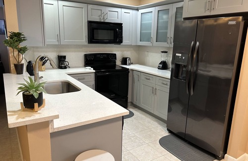 Pembroke Pines Casa | Cozy 3 BR 2.5 BA Home in Pines with Free parking W/D Luxury Tub and New Kitchen