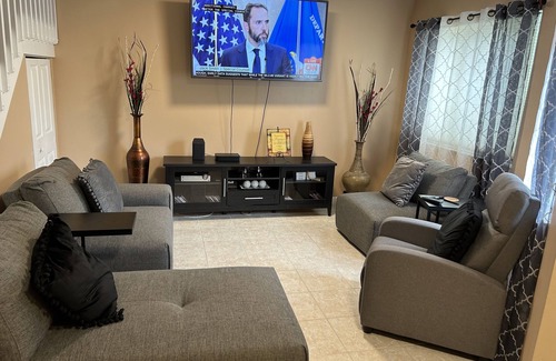 Pembroke Pines Casa | Cozy 3 BR 2.5 BA Home in Pines with Free parking W/D Luxury Tub and New Kitchen