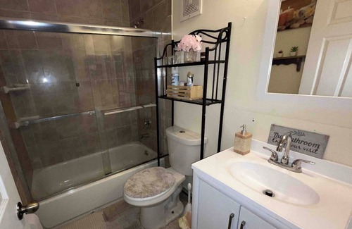 Pembroke Pines Casa | Cozy 3 BR 2.5 BA Home in Pines with Free parking W/D Luxury Tub and New Kitchen