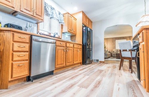 Warren South Casa | Cozy 3-BR bungalow w/ private backyard, playground, basement game room, & views