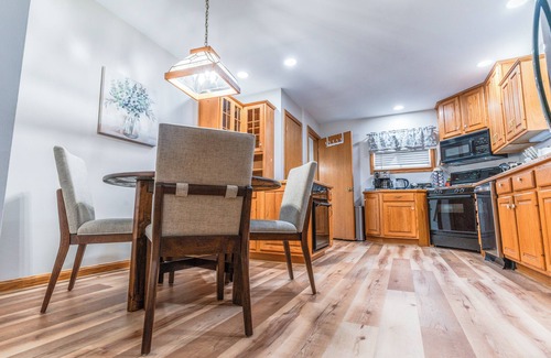 Warren South Casa | Cozy 3-BR bungalow w/ private backyard, playground, basement game room, & views