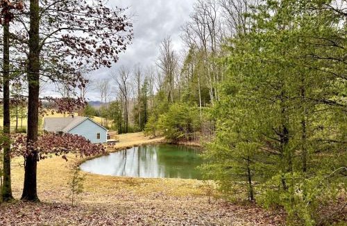 Mt Lookout Casa | Cozy 3 BR Cabin with Pond on 3 acres - New River Gorge - Summersville Lake