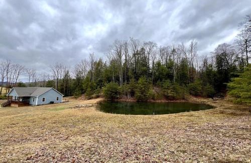 Mt Lookout Casa | Cozy 3 BR Cabin with Pond on 3 acres - New River Gorge - Summersville Lake