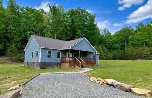 Mt Lookout Casa | Cozy 3 BR Cabin with Pond on 3 acres - New River Gorge - Summersville Lake