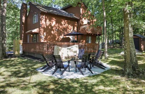 East Stroudsburg Casa | Cozy 3 BR Game Area Fire Pit