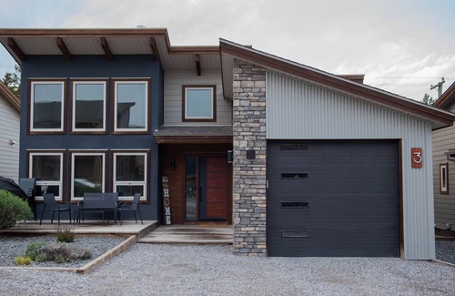 East Kootenay Casa | Cozy 3 BR Home | Mountain Views | Private Beach |Lake Access