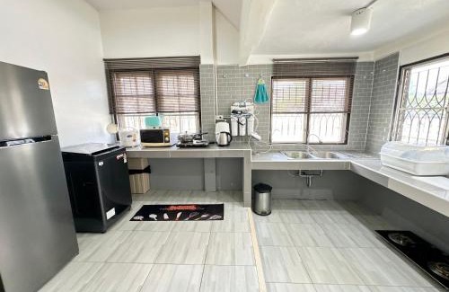 Tha Sala Casa | Cozy 3 BR house & green lawn near Airport & Old town