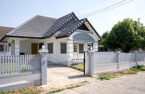 Tha Sala Casa | Cozy 3 BR house & green lawn near Airport & Old town