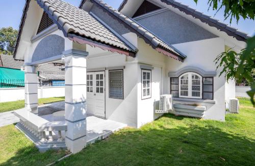 Tha Sala Casa | Cozy 3 BR house & green lawn near Airport & Old town