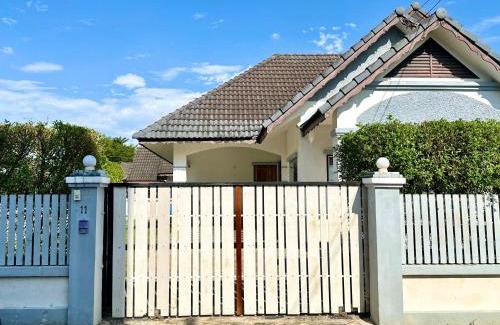 Tha Sala Casa | Cozy 3 BR house & green lawn near Airport & Old town