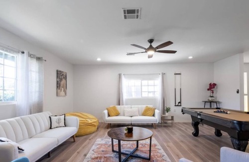 Arlington South Casa | Cozy 3B/2B home w/ Insta-worthy billiard table near Disneyland, Beaches, & more!