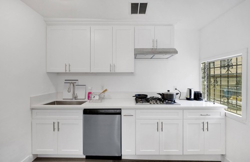 Alhambra Casa | Cozy 3B1B Downtown Retreat with Free Parking B