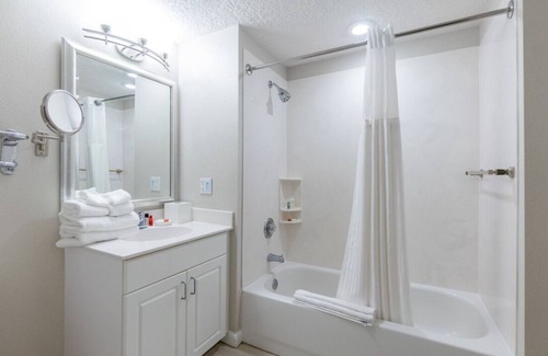 Smith's Memento Complejo | Cozy 3BD/2Bath Daytona Suite - Pools, Lazy River, Bar, Slides