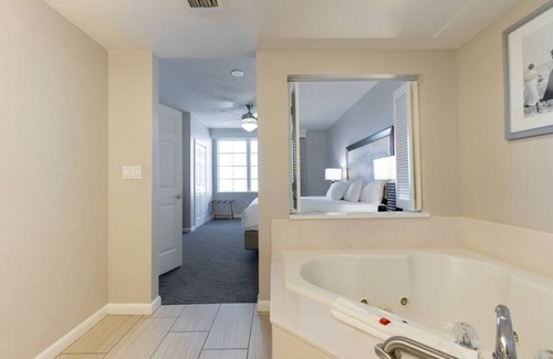 Smith's Memento Complejo | Cozy 3BD/2Bath Daytona Suite - Pools, Lazy River, Bar, Slides