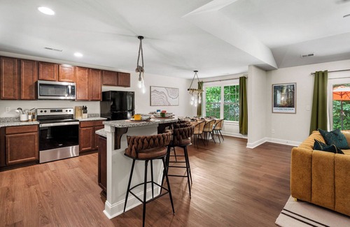 Paw Creek Casa | Cozy 3BD w/ Backyard BBQ & Patio - 15 Mins Downtown