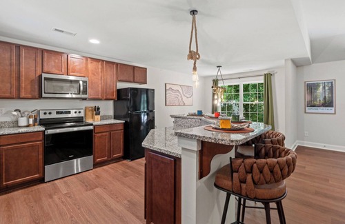 Paw Creek Casa | Cozy 3BD w/ Backyard BBQ & Patio - 15 Mins Downtown