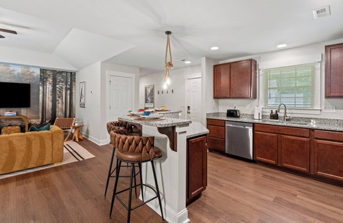Paw Creek Casa | Cozy 3BD w/ Backyard BBQ & Patio - 15 Mins Downtown