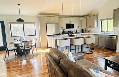 Alexander Casa | Cozy 3Bds 2Bths house w Fireplace 20 min to AVL