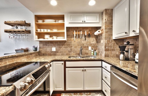 Park Meadows Casa | Recién remodelado y amueblado condominio Club de la raqueta. En la ruta del autobús, cerca de todos!