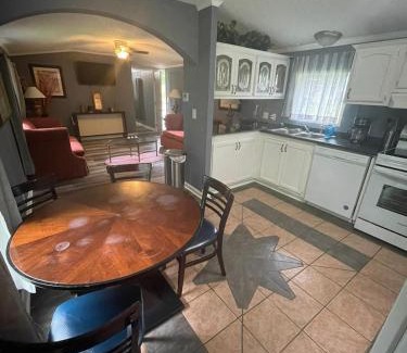 Raleigh Apartamento | Cozy 3BR cabin with AC and Wi-Fi Fully Fenced