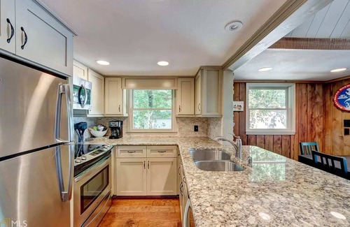 Dawsonville Casa | Cozy 3BR Cabin with Lake View in Dawsonville