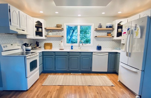 Riverside Casa | COZY 3BR HARBOR HOUSE NEAR LAKE MICHIGAN, HUGE DECK AND YARD