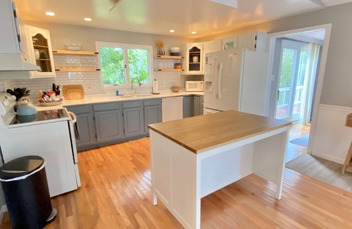 Riverside Casa | COZY 3BR HARBOR HOUSE NEAR LAKE MICHIGAN, HUGE DECK AND YARD
