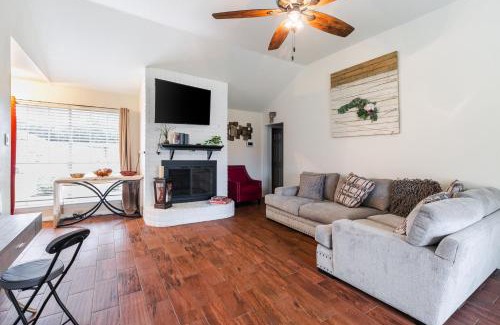 Dickinson Casa | Cozy 3BR Home Escape, Modern & Serene