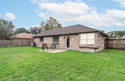 Dickinson Casa | Cozy 3BR Home Escape, Modern & Serene