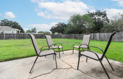 Dickinson Casa | Cozy 3BR Home Escape, Modern & Serene