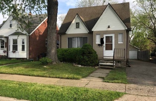 Pontiac Casa | "Elizabeth Lake Rd. House"