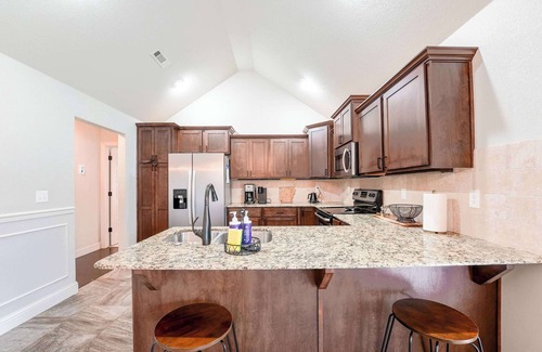 Cave Springs Casa | Cozy 3BR Near XNA Backyard & EV Charger