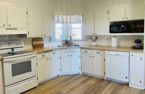 Elizabethtown Casa | Cozy 3BR on 1 acre ~ Pet friendly ~ Great Location