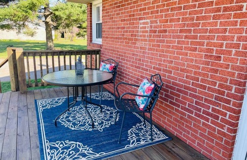Elizabethtown Casa | Cozy 3BR on 1 acre ~ Pet friendly ~ Great Location