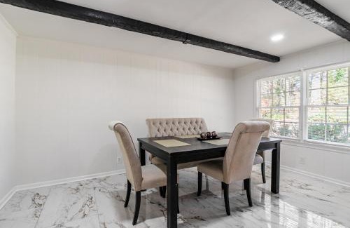 East Point Apartamento | Cozy 3BR Retreat with Parking and Private Yard