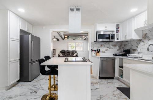 East Point Apartamento | Cozy 3BR Retreat with Parking and Private Yard